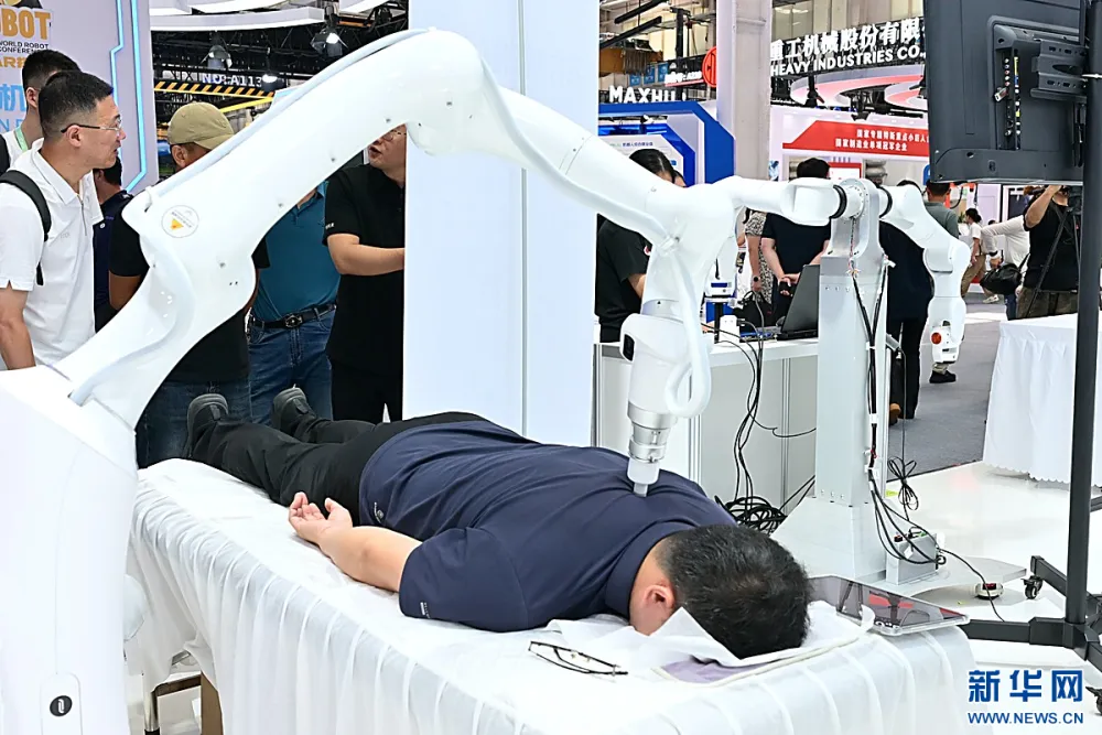 体验者接受按摩机器人背部按摩