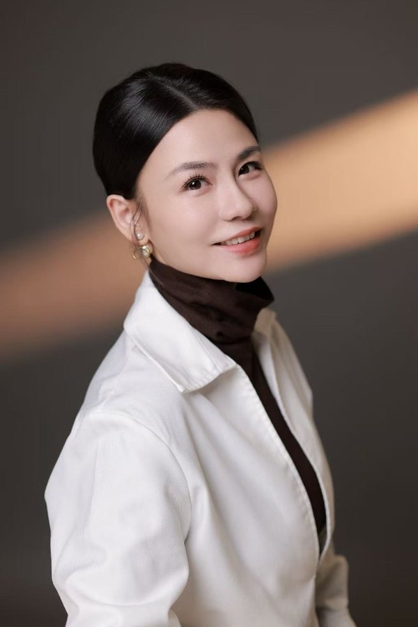 邓静玲,首席财务官