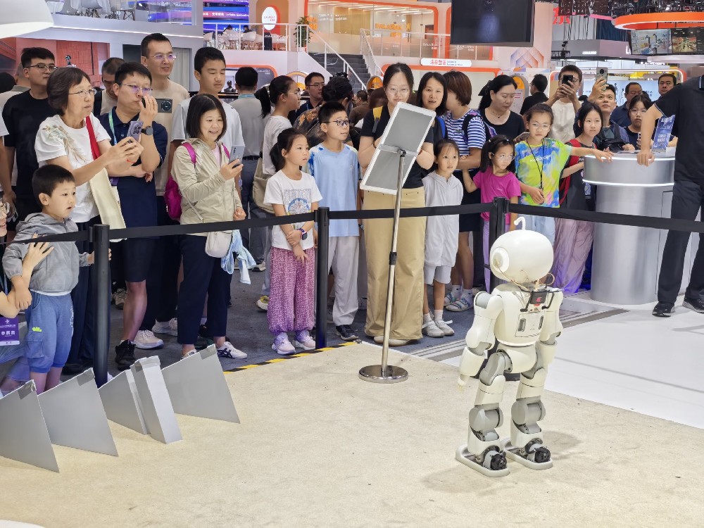 2026世界机器人大会周末迎来观展高峰，众多市民和科技爱好者到场体验各类前沿机器人展品。